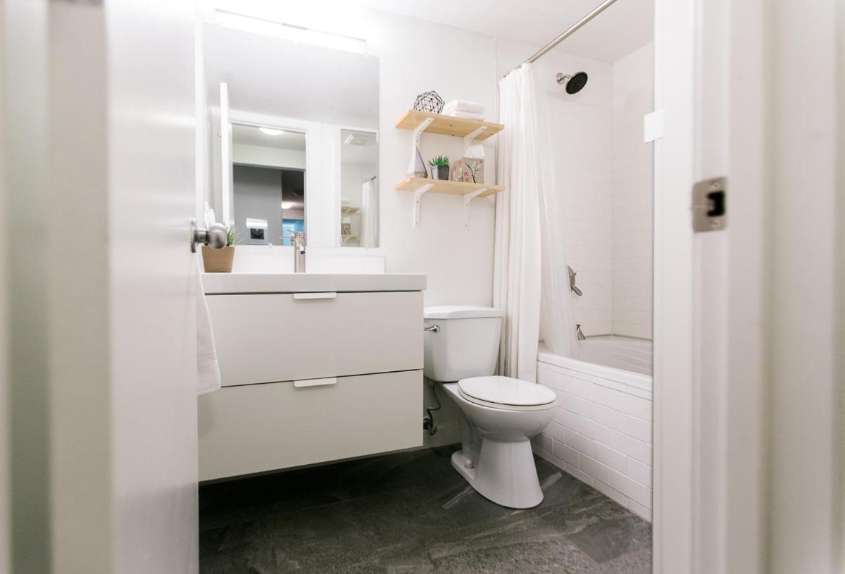 Cozy 2-Bedroom Condo Near Downtown, With Laundry, Parking, Balcony YYC Esterno foto
